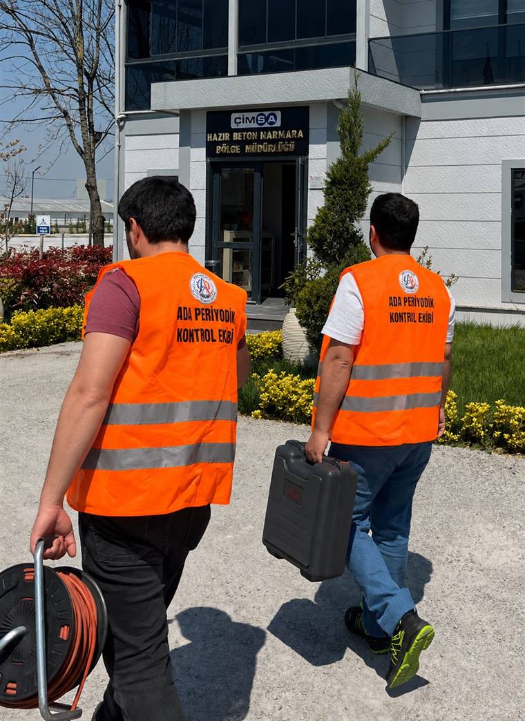 Ada Periyodik kontrol ekibi ölçüm ekipmanlarıyla sahaya giderken